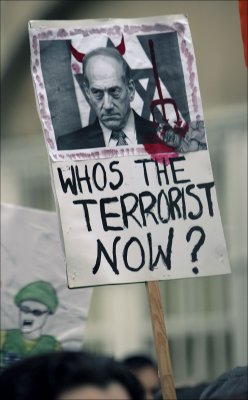 cartel del primer ministro israelí con cachos y con la leyenda ' ¿Quien es el terrorista ahora?'